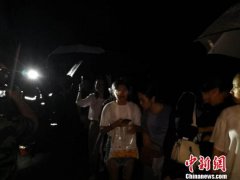 福州马尾暴雨夜24人受困驾校 消防员紧急救援